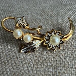 Vtg Damascene Flowers & Faux Pearl Brooch